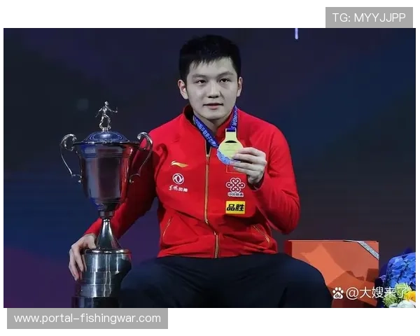 更衣室内队友为樊振东设计专属庆祝动作，德国队长弗朗西斯卡用中文送新年祝福