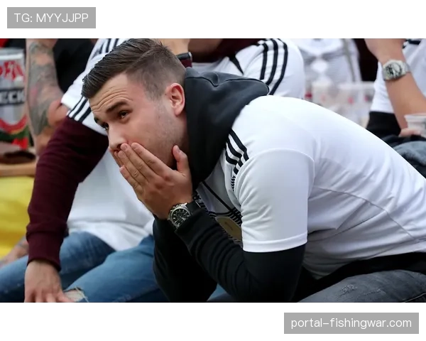 德国赛现场，球迷为过生日的安赛龙齐唱生日歌。