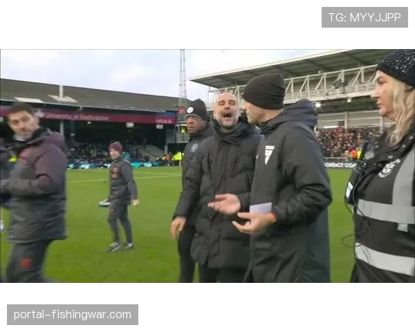 场边花絮：瓜迪奥拉与恩里克在场边激烈交流，第四官员介入